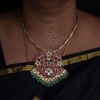 Kundans pendant paired with dual color chain